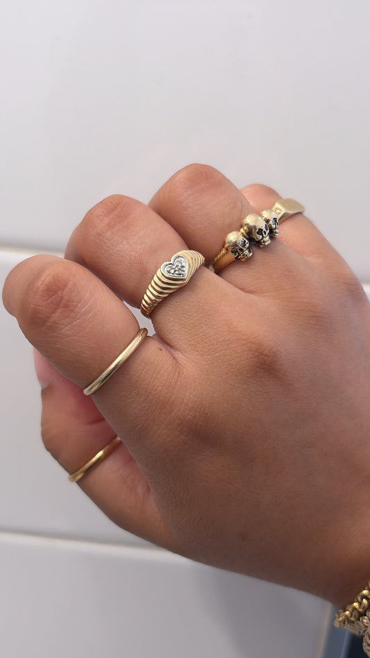 10k 3 heart Ribbed Diamond Ring